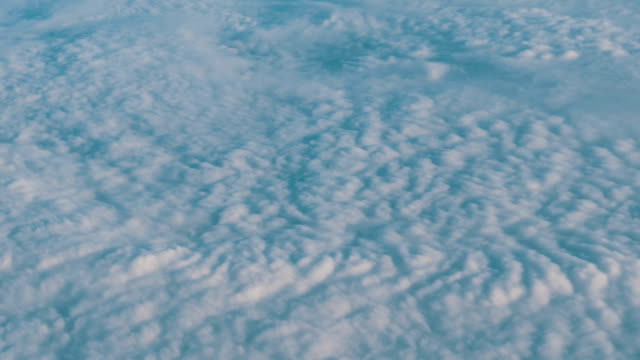 Schöne-Luft-Wolken-schweben-über-dem-Boden.-Luftaufnahme-aus-dem-Flugzeug