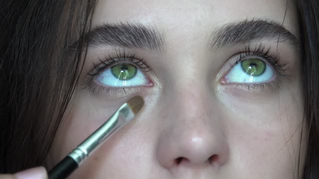 Closeup-Video-schöne-Frau-Augen-Make-up-mit-Kosmetik-Pinsel