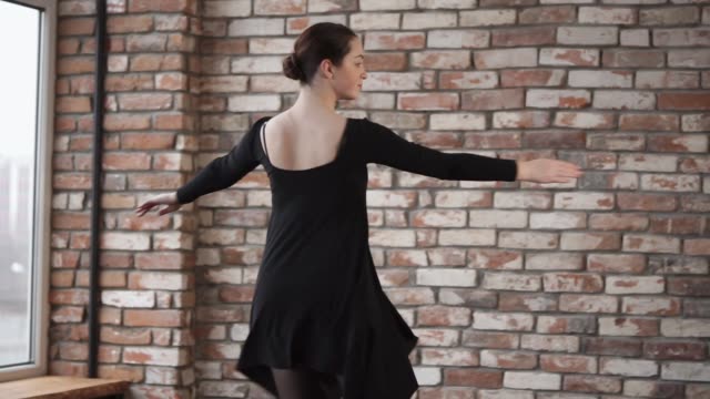 mujer-se-dedica-a-bailar,-ella-ensaya-movimientos-de-plástico-para-el-desempeño