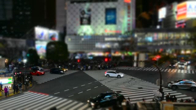Fußgänger-Zebrastreifen-im-Stadtteil-Shibuya-in-Tokio,-Japan.