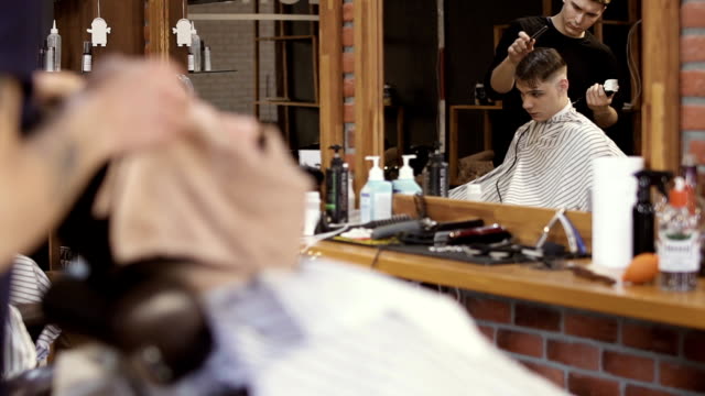 Professionelle-Stylisten-arbeiten-im-barbershop