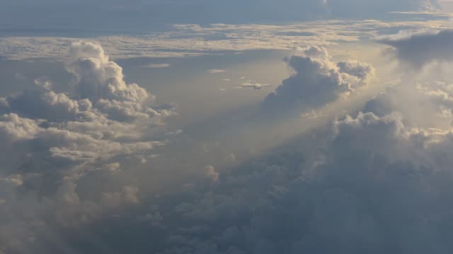 Vista-aérea-de-las-nubes-montón-blanco-hermoso-en-el-cielo-azul.