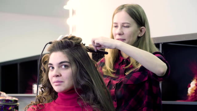 Woman-getting-hairdressing-in-hair-salon