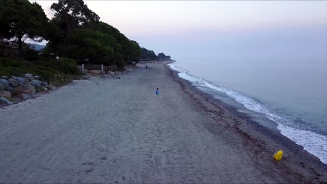un-niño-corriendo-en-la-playa-con-una-vista-aérea