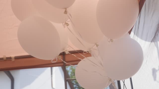 weiße-Ballons-für-eine-Feier-oder-party