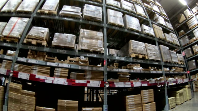 4-K-Time-lapse-de-moverse-entre-diferentes-materiales-en-un-almacén-y-paletas-con-cajas-de-cartón