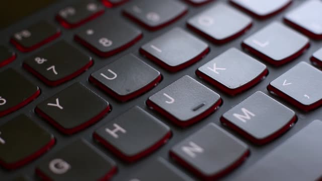 Rotar-portátil-negro-teclado-con-luz-de-fondo-roja