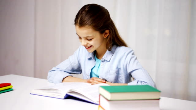 glücklich-Schulmädchen-Buch-oder-Lehrbuch-zu-Hause-lesen