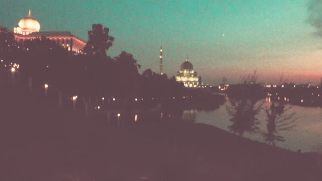 Putrajaya-Moschee-und-Mann-gemacht-See-an-einem-schönen-Abend,-Kuala-Lumpur,-Malaysia