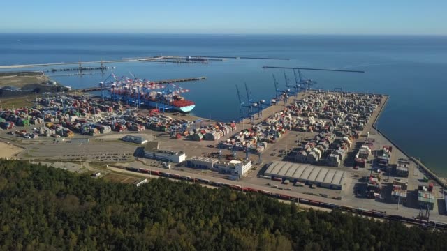Antenne-des-Container-Ship-Terminal-Hafen