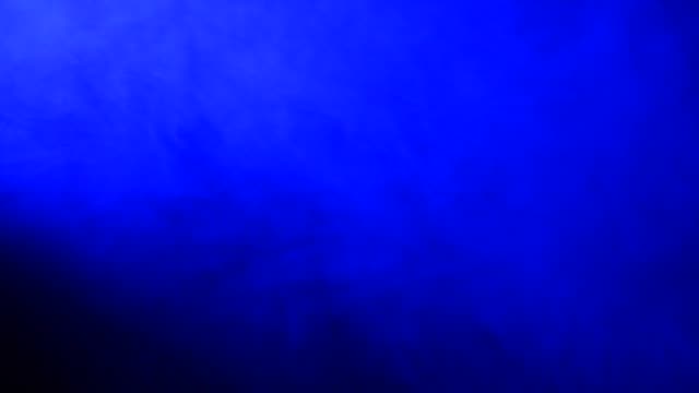 Abstrakte-Form-blauer-Rauch-wie-Wolke-Welle-Effekt-auf-schwarzem-Hintergrund,-fließen