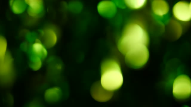 Authentische-grüne-Flecken-Licht-Lecks-auf-einem-schwarzen-Hintergrund.-Ideal-für-die-Bearbeitung:-für-das-Compositing-über-Ihre-Aufnahmen,-stilisieren-Ihr-Video-für-Übergänge,-für-overlay-Effekt