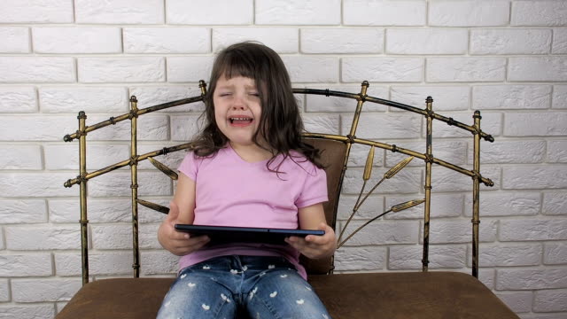 Emotions-of-the-child-with-the-tablet