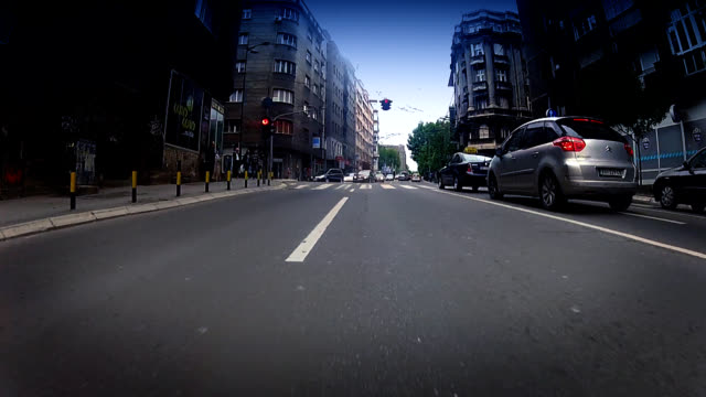 Fahren-mit-hoher-Geschwindigkeit-auf-der-Straße