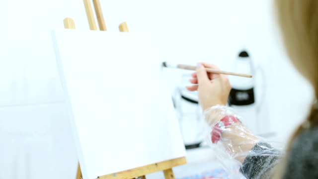 Das-Mädchen-malt-ein-Gemälde-mit-Ölfarben