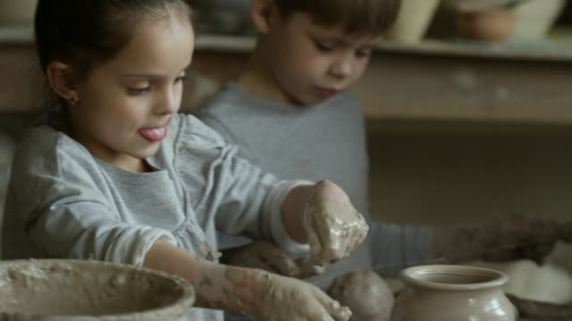 Niños-hacer-cerámica-en-la-clase-de-Artes-y-oficios