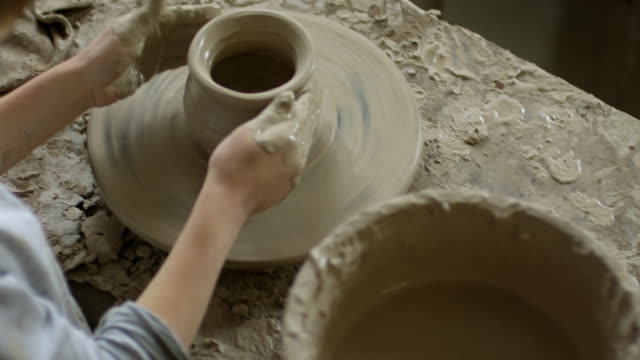 Niño-hacer-cerámica-en-rueca