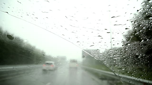 Das-Auto-geht-bei-Regenwetter.