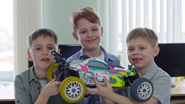 Niños-con-juguete-coche-y-sonriendo