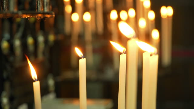 Hintergrund-brennenden-Kerzen-in-der-Kirche