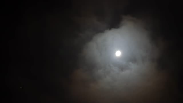 bewegte-Wolken-mit-dem-Mond-im-Hintergrund