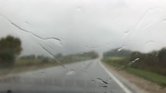 Dentro-del-coche,-día-de-clima-lluvioso