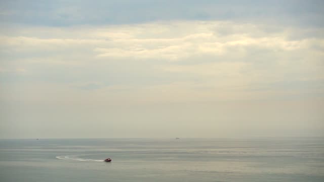 Luftaufnahme-des-Luxus-Sport-Boot-segeln,-Motorboot-am-Meer.