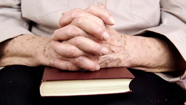 Las-personas-mayores-está-rezando.