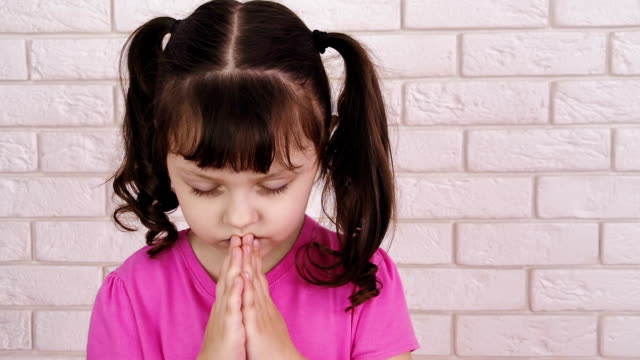 The-child-prays.