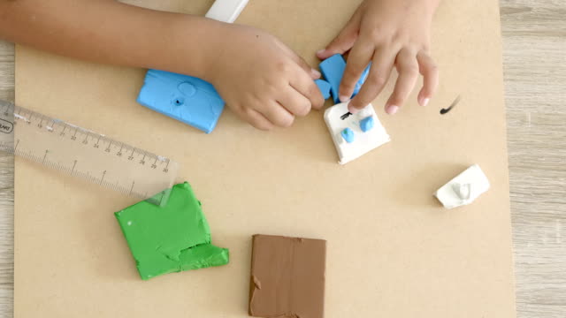 Infantil-manos-arcilla-colorido-juego-en-mesa.-Desarrollo-de-las-habilidades-motoras-finas-de-los-dedos-y-creatividad,-educación