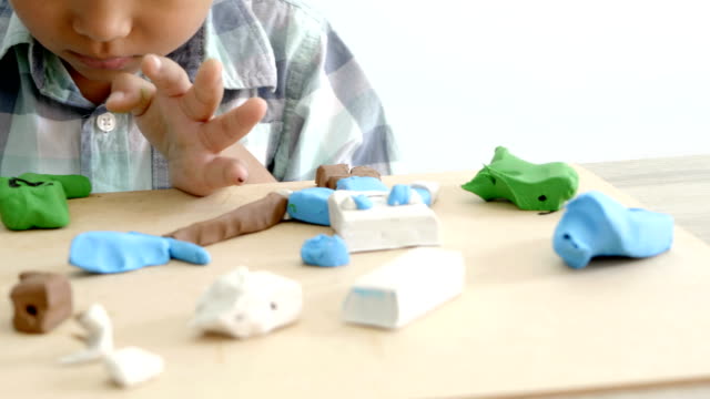 Infantil-manos-arcilla-colorido-juego-en-mesa.-Desarrollo-de-las-habilidades-motoras-finas-de-los-dedos-y-creatividad,-educación