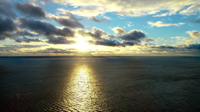 Der-Flug-über-dem-Meer-auf-den-Sonnenaufgang-Hintergrund.-Zeitraffer