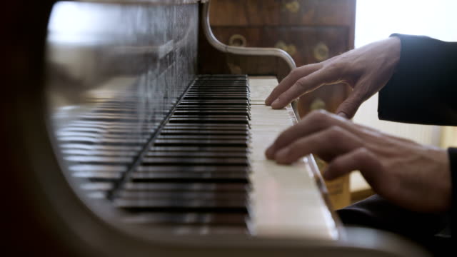 Two-hands-playing-the-piano