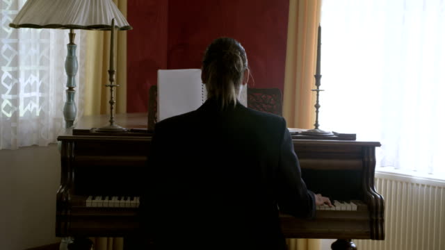Jugador-del-piano-piano-fallboard-de-cierre