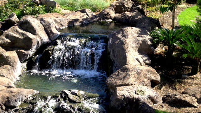 Schönen-Wasserfall-in-einem-Park-in-Zeitlupe-180fps