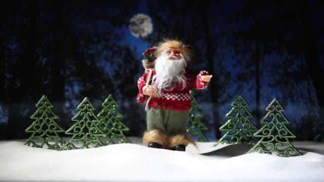 Fondo-festiva.-Decoraciones-de-la-Navidad.-Fondo-de-Santa-Claus-(o-muñeco-de-nieve)-de-pie-sobre-nieve-con-hermoso-decorado-con-elementos-de-vacaciones.-Enfoque-selectivo.-Espacio-vacío-para-el-texto