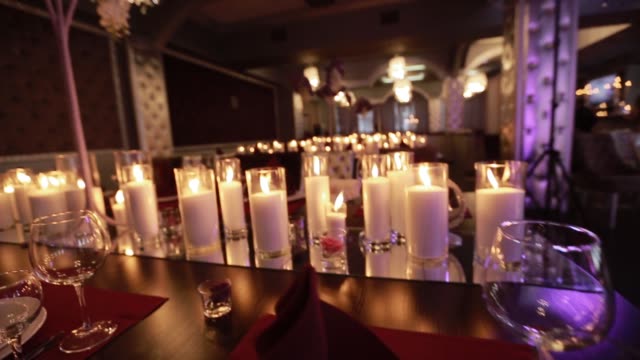 Tabla-decorativa-del-ajuste-pan-con-luces-de-velas-en-una-recepción-de-boda.
