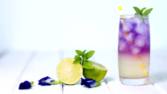 Butterfly-Pea-Blume-Drink-mit-Kalk,-der-Honig-und-Minze-Blätter,-frische-Kräuter-gesund-Detox-Getränk