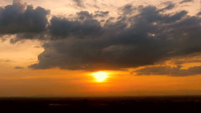 Zeit-Ablauf-der-bunten-dramatischen-Himmel-mit-Cloud-bei-Sonnenuntergang.