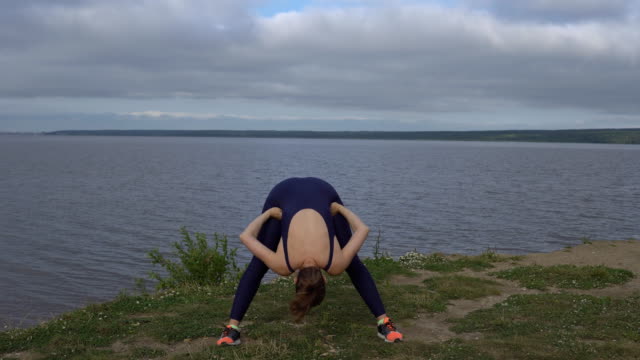 Frau-im-klassischen-Yoga-pose,-Energiekonzentration