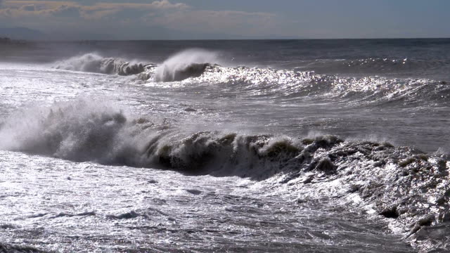 Sturm-auf-dem-Meer.-Riesige-Wellen-sind-abstürzt-und-Spritzen-am-Ufer.-Slow-Motion