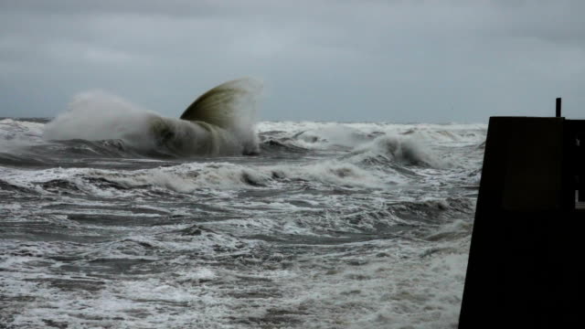 Alta-ola-rompiendo-en-las-rocas-de-la-costa.-Muy-gran-ola-aplastante-Costa,-gran-ola-hermoso-océano.-Movimiento-súper-lento.