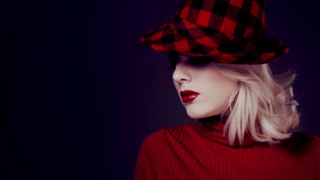 Incognita.-Mädchen-in-Retro-Mode.-Rote-Lippen-im-roten-Hut.
