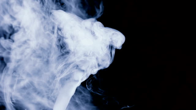 ein-Stream-von-weißer-Rauch-oder-Dampf-auf-schwarzem-Hintergrund