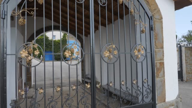 main-entrance-of-the-winery.-Forged-metal-gates-decorated-with-grapevine.