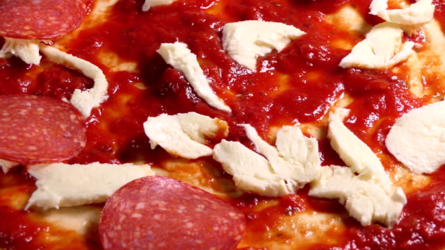 Pizza-Topping-vorbereiten.-Handauflegen-frische-Salami-Peperoni-Scheiben-Pizza-Topping.