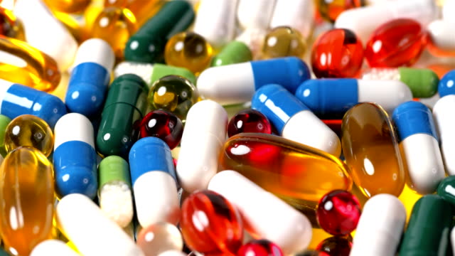 viele-Pillen-und-Vitamine-in-verschiedenen-Farben