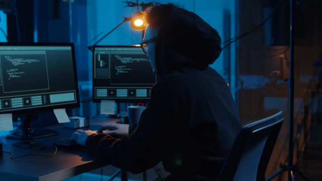 hacker-usando-el-ordenador-para-el-ciberataque-por-la-noche
