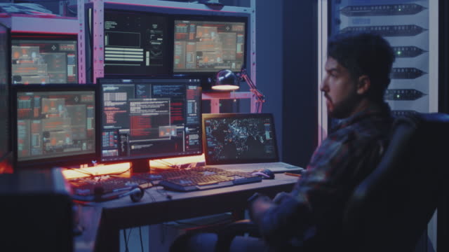 Hacker-viendo-múltiples-monitores