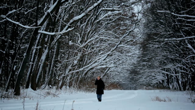 Mujer-joven-perdió-su-camino-en-el-bosque-en-invierno.